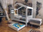 Łóżko domek Cynia z dwoma szufladami z drewna dla dzieci 140 x 80 cm